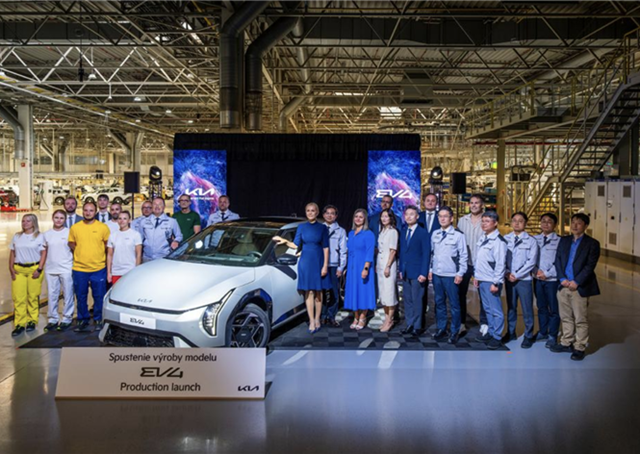 Kia’s elektrische revolutie: de EV4 rolt triomfantelijk van de band